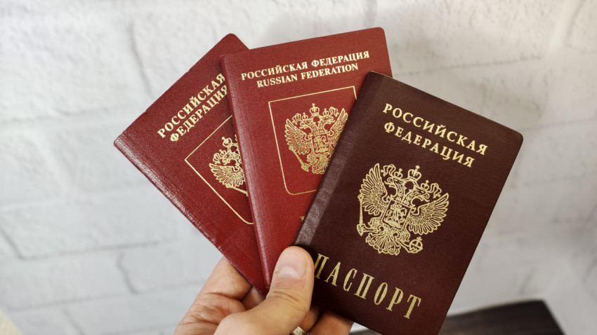 Внутренний и заграничные паспорта граждан Российской Федерации в руке
