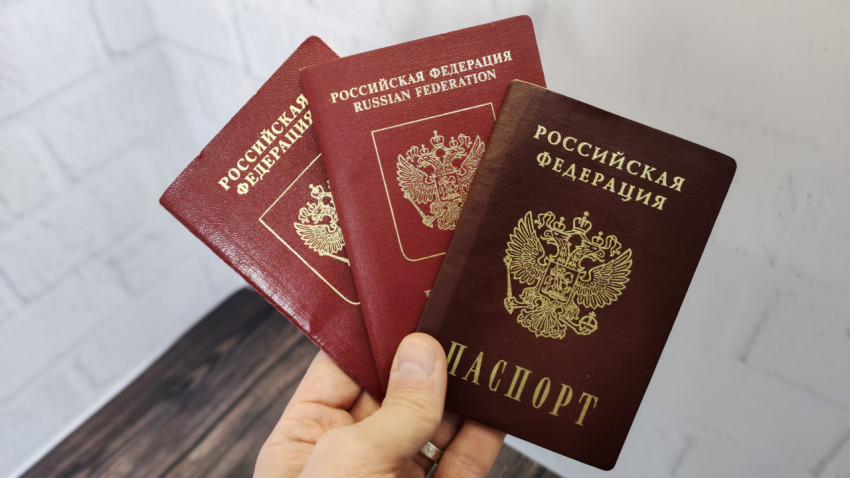 Внутренний паспорт и два заграничных паспорта граждан Российской Федерации