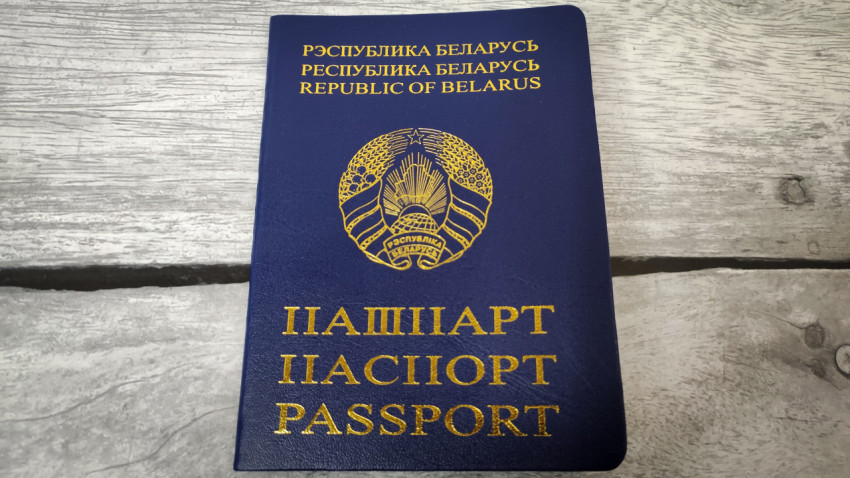 Паспорт Республики Беларусь на серой деревянной поверхности
