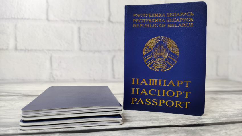 Паспорт Белоруссии и два синих документа на столе
