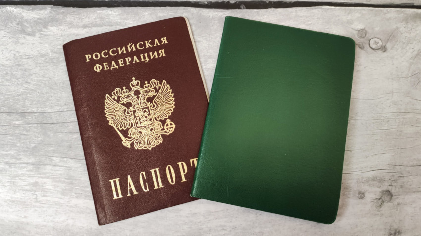 Паспорт России и зелёный документ на столе
