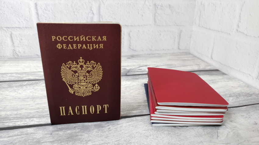 Паспорт гражданина России и стопка заграничных паспортов