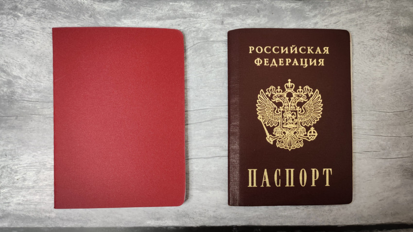 Внутренний паспорт России и красный документ на столе