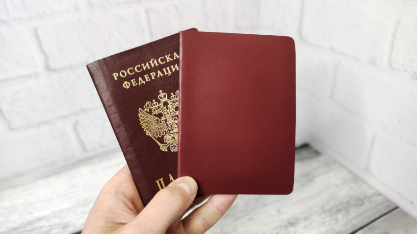 Паспорт России и красный документ в руке