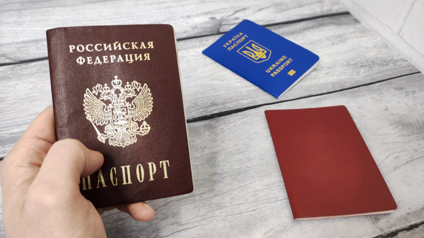 Паспорта России и Украины на деревянной поверхности