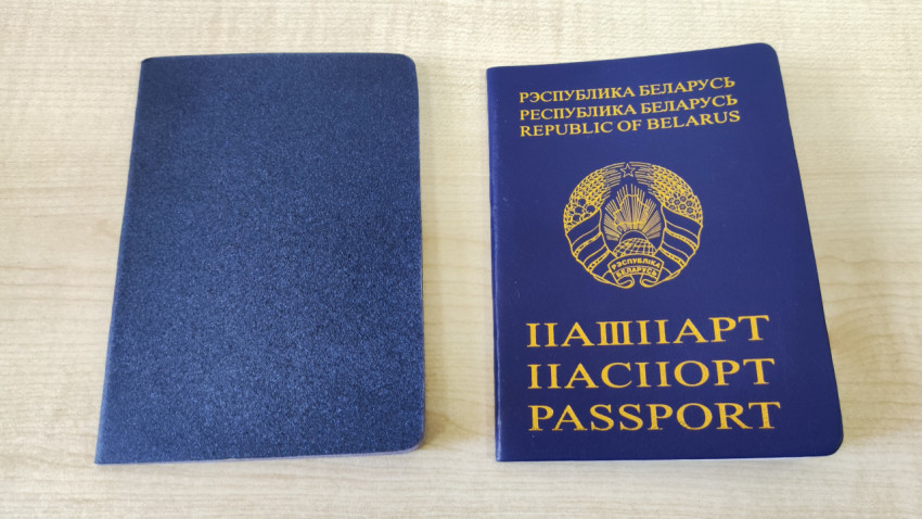 Паспорт Республики Беларусь и синий документ на столе