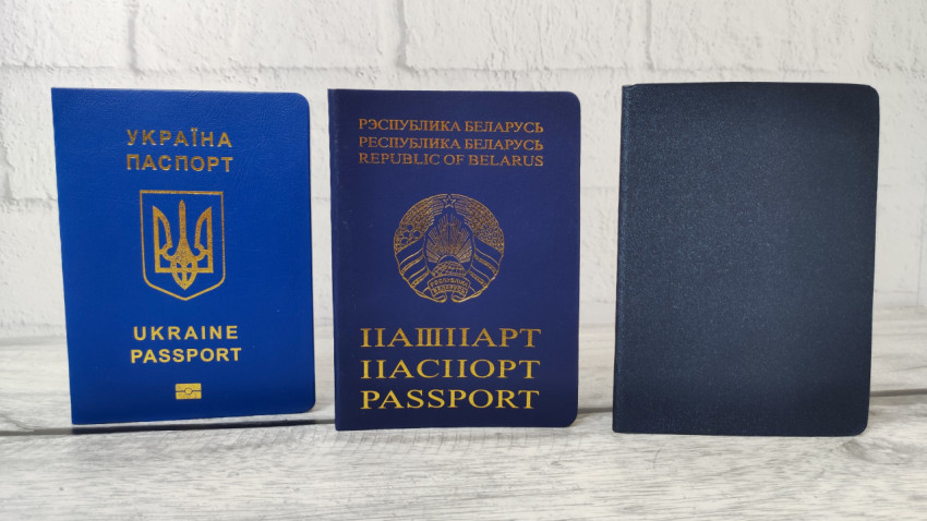 Паспорта Украины и Беларуси с синим документом