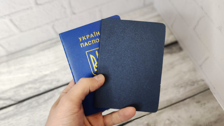 Паспорт в синей обложке и паспорт Украины
