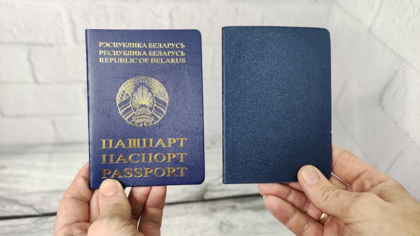 Паспорт гражданина Беларуси и документ в синей обложке