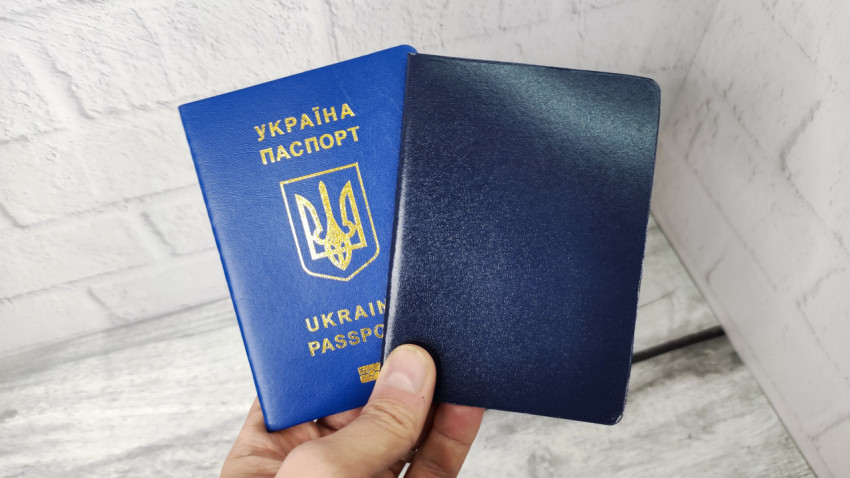 Паспорт Украины и синий документ в руках
