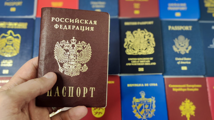 Паспорт РФ на фоне паспортов разных стран