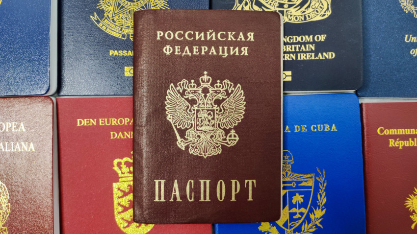 Паспорт Российской Федерации на фоне заграничных паспортов разных стран