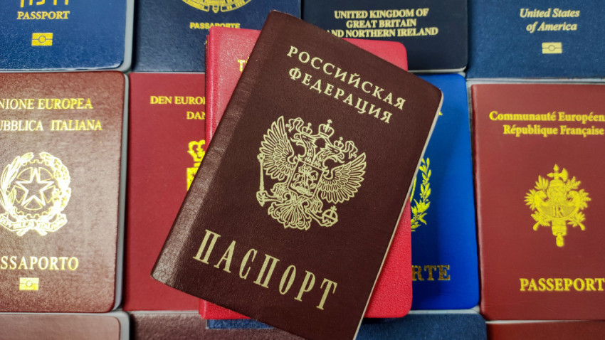 Паспорт гражданина России на фоне паспортов разных стран