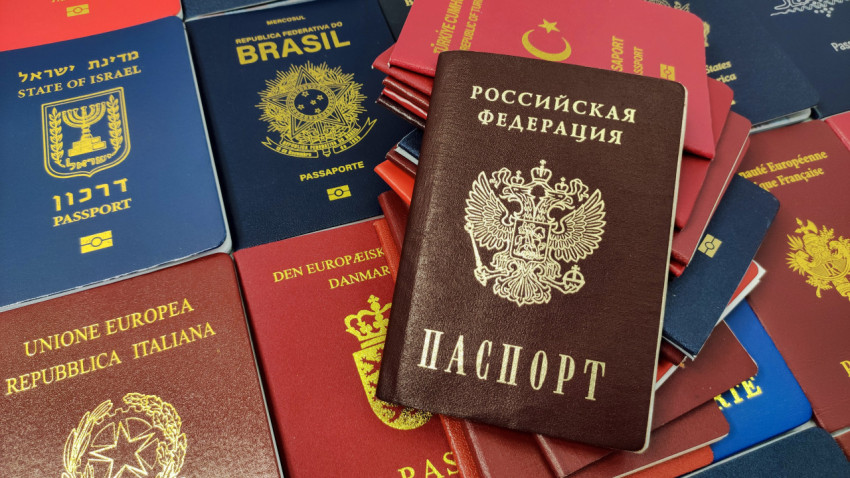 Паспорт России на фоне паспортов Бразилии, Израиля и Дании