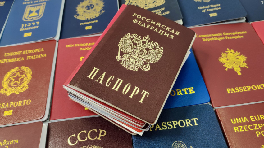 Паспорт Российской Федерации на фоне паспортов разных стран