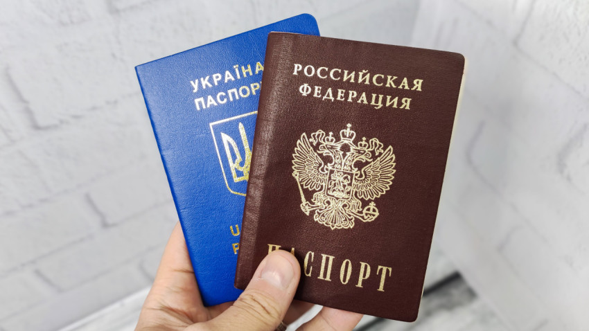 Паспорта России и Украины в руке