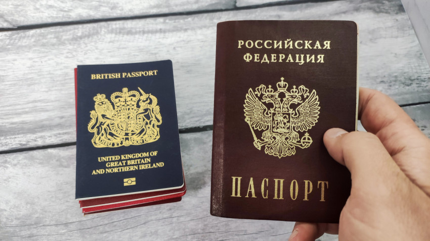 Паспорта России и Великобритании на столе