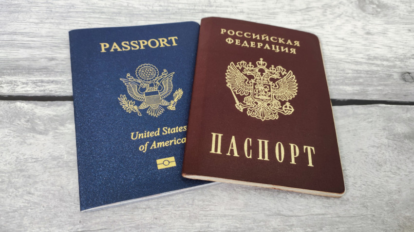 Паспорта России и США на деревянной поверхности