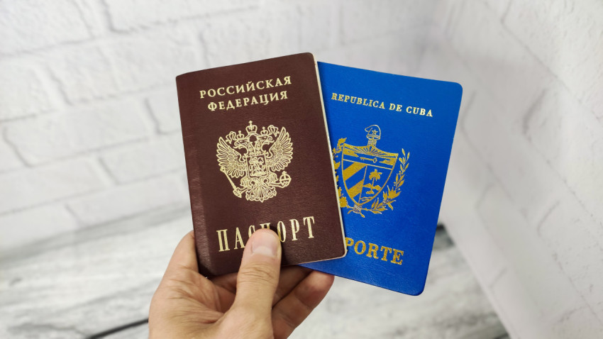 Паспорта России и Кубы в руке