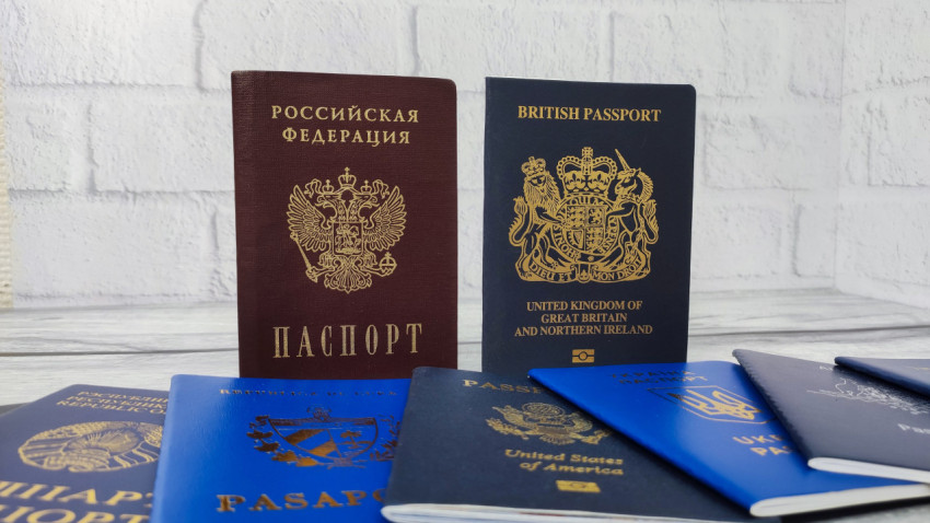 Паспорта России и Великобритании среди паспортов других стран
