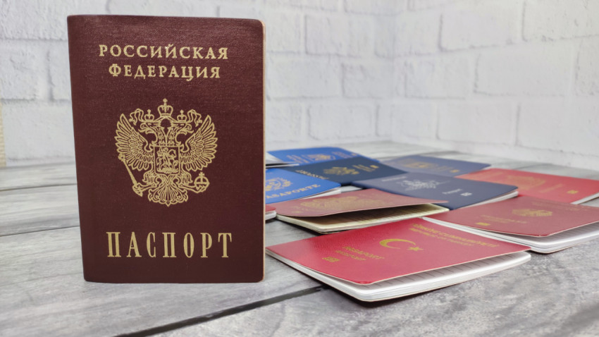 Паспорт России на фоне ряда иностранных паспортов