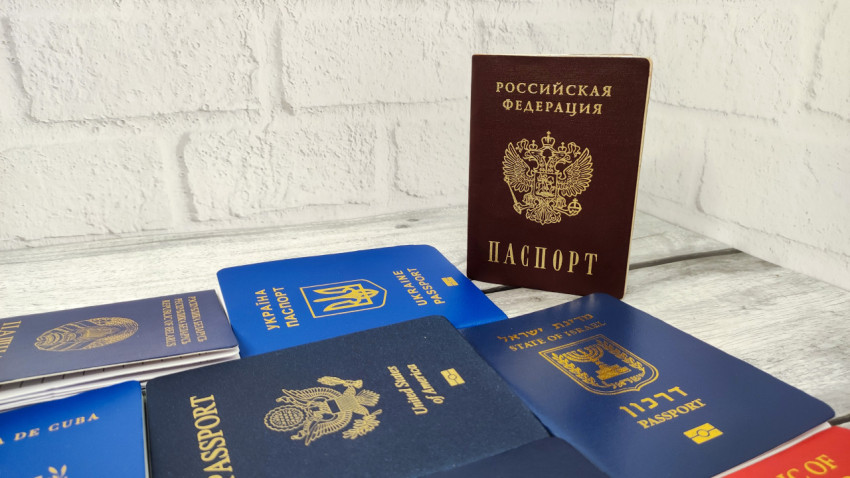 Паспорт России на фоне паспортов Украины, США, Израиля и Кубы