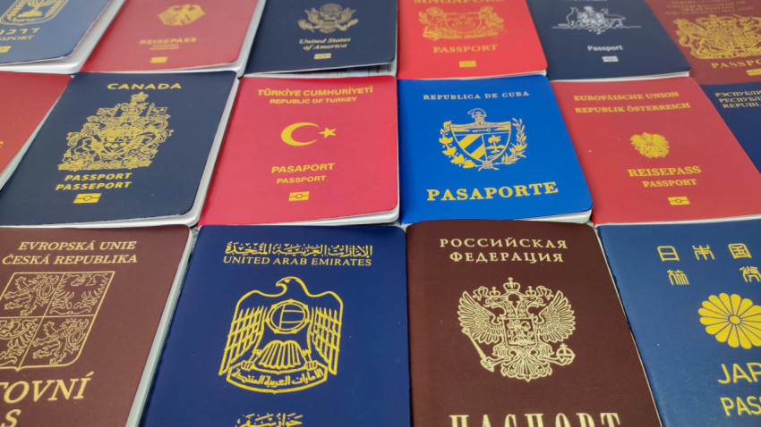 Коллекция паспортов разных стран на столе
