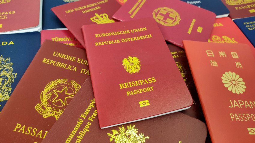 Паспорта разных стран с акцентом на документ Австрии
