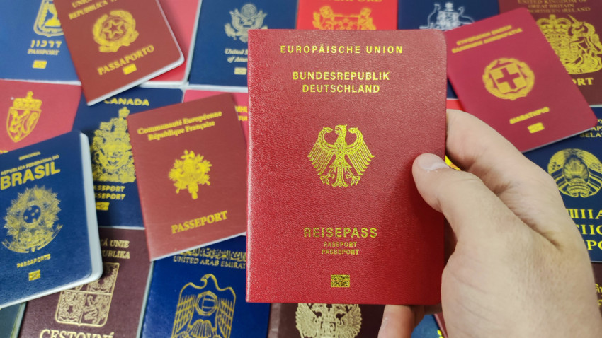 Паспорт Германии на фоне паспортов разных стран