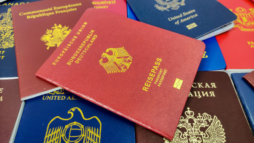 Паспорт Германии на столе среди паспортов других стран