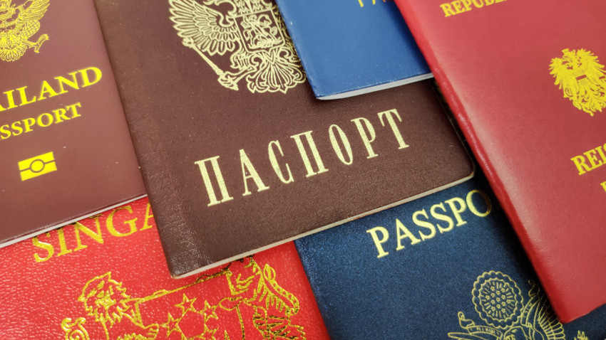 Российский паспорт среди документов разных стран