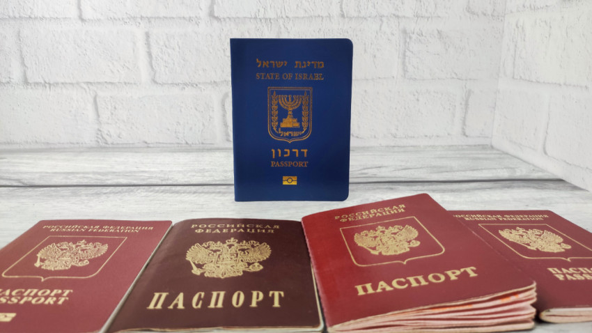 Паспорт Израиля среди российских паспортов на деревянной поверхности