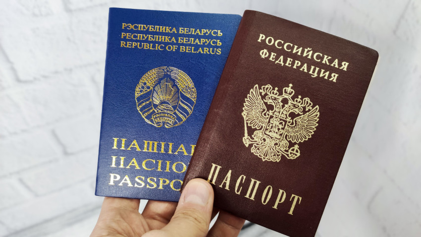 Паспорта России и Беларуси в руке
