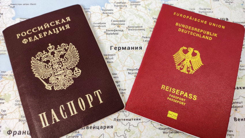 Паспорта России и Германии на карте Европы
