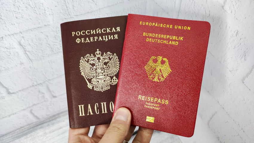 Паспорта России и Германии в руке