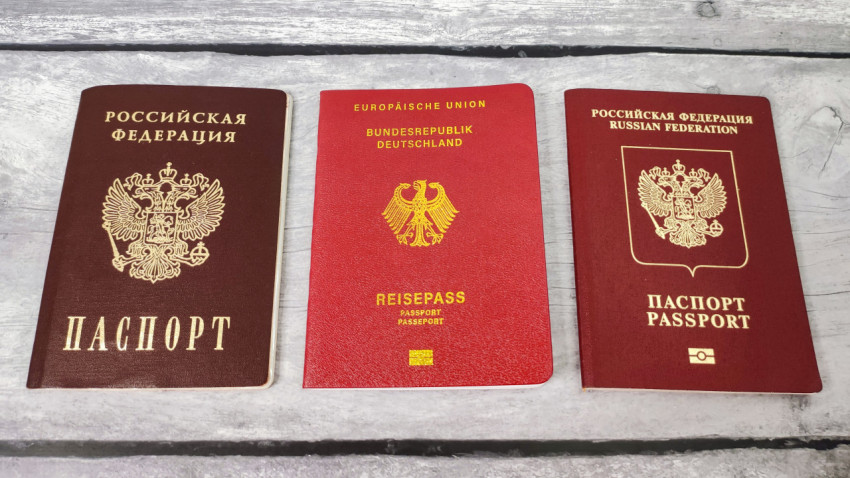 Паспорта России и Германии на столе