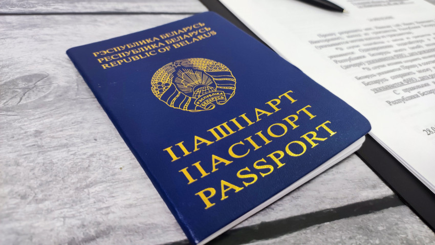 Паспорт Беларуси на фоне заявления об отказе от гражданства