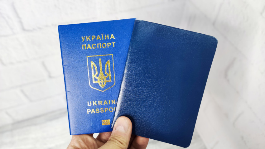 Паспорт Украины с синей обложкой