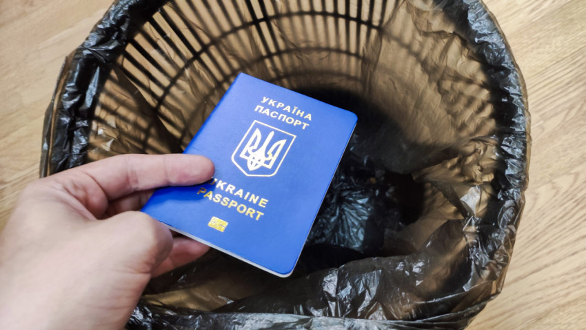 Украинский паспорт над мусорным ведром