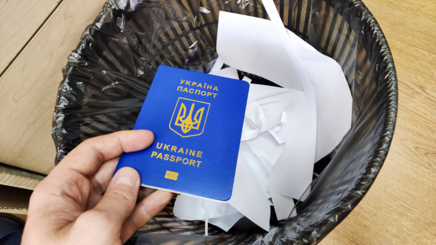 Паспорт Украины над мусорным ведром