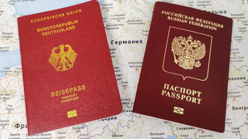 Паспорта Германии и России на карте Европы