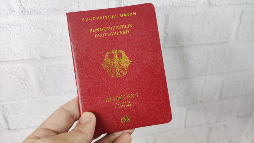 Паспорт гражданина Германии в руке