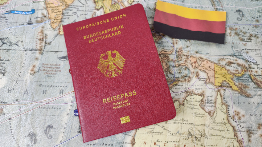 Паспорт Германии и флаг на карте мира