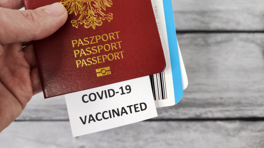 Польский заграничный паспорт с сертификатом вакцинации от COVID-19