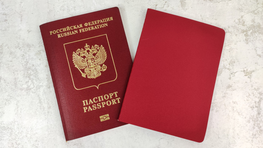 Загранпаспорт России и обложка красного цвета