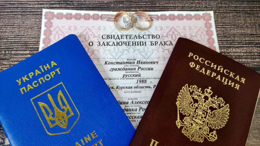 Паспорта России и Украины с свидетельством о браке и кольцами