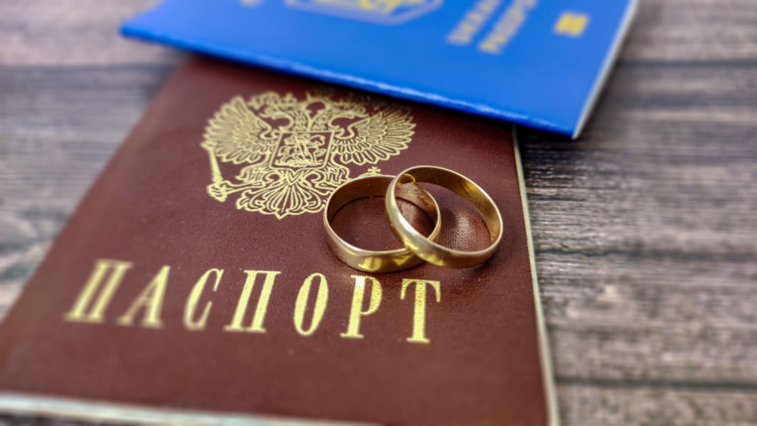 Обручальные кольца на паспортах России и Украины