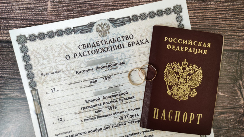 Свидетельство о расторжении брака и паспорт РФ с кольцами