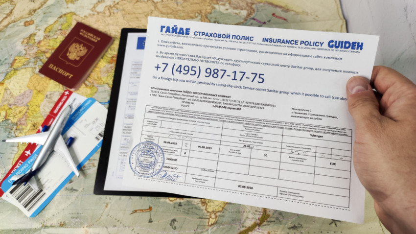 Паспорт РФ, авиабилеты и страховой полис на карте мира