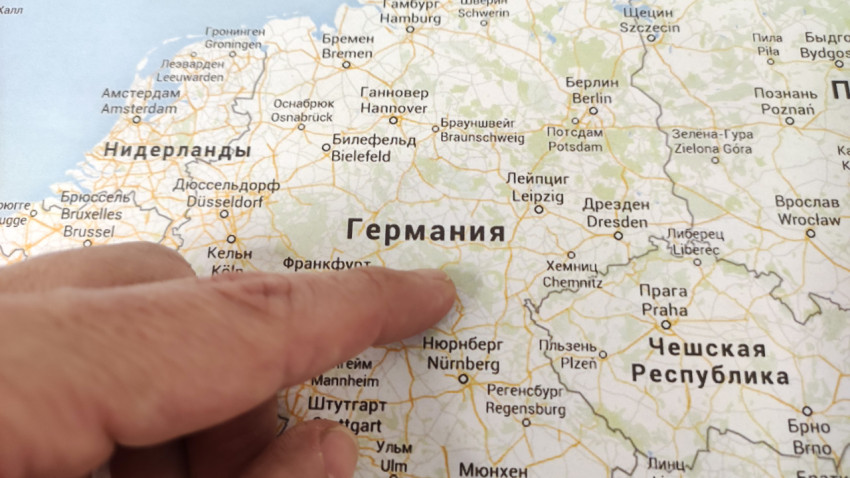 Указание на карте Германии пальцем
